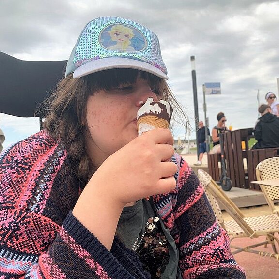 Eine Teilnehmerin genießt ein Eis