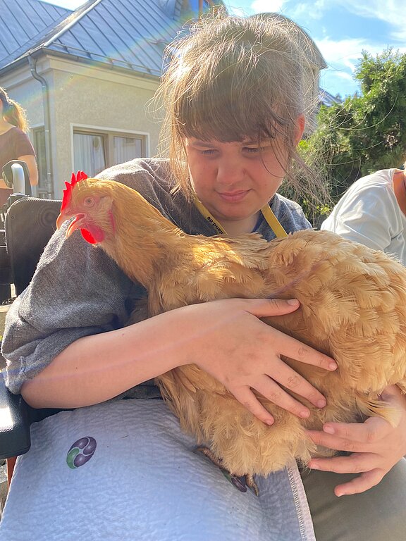 Jata2022_IsabellaRosenlöcher_Huhn_Alan_bearbeitet.jpeg 