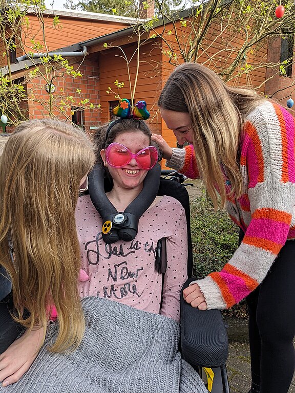 OsterGU2024_Kid_RoteBrille_Betreuerinnen_Spaß.jpg 