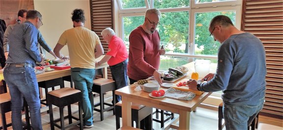 Väterwochenende22_Walsrode_Kochen_Raclette_IMG-20220530-WA0004_PeterBöttcher.jpg
