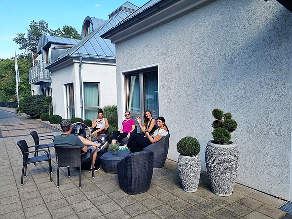 JaTa2022_Terrasse_Quatschen_Fuchsbachhotel_20220903_155445_bearbeitet.jpg 