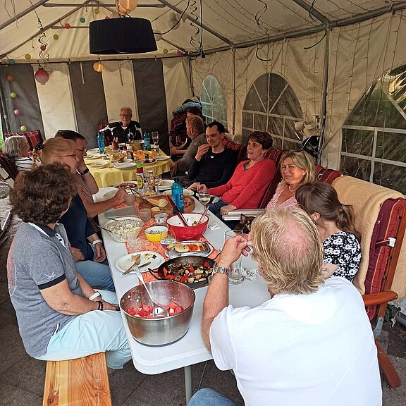 Gemeinsam Essen im Zelt Gemeinsames Essen