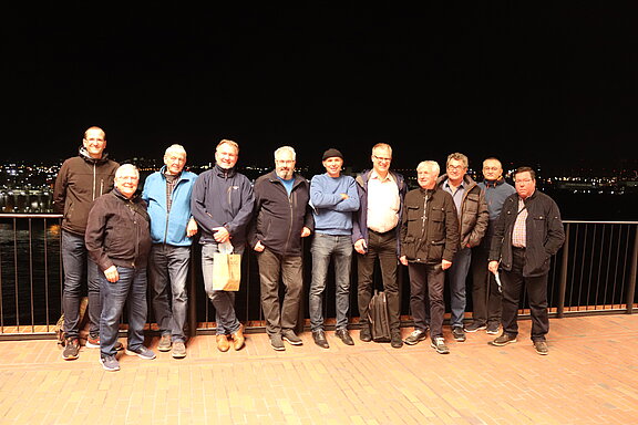 Gruppenbild_auf_der_Plaza_der_Elphi__Foto_H._Ast_.JPG 