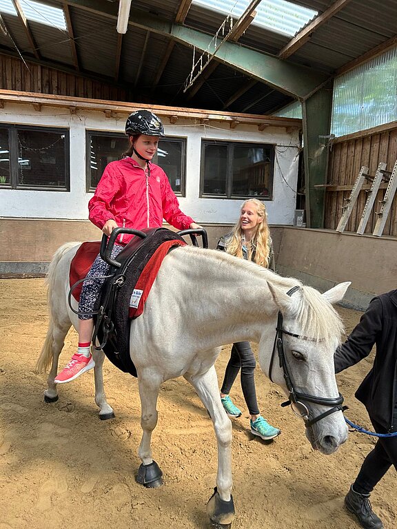 SommerGU2024_Wulsbüttel_Reiterhof_EmmiLouBehnisch_Reiten.jpg