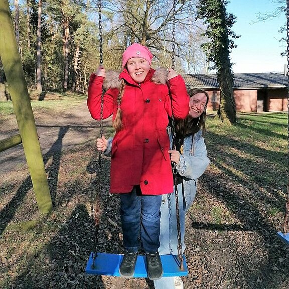 Oster-GU23_Sarah_SchaukelnStehen_1_verkleinert_bearbeitet_01.jpg 