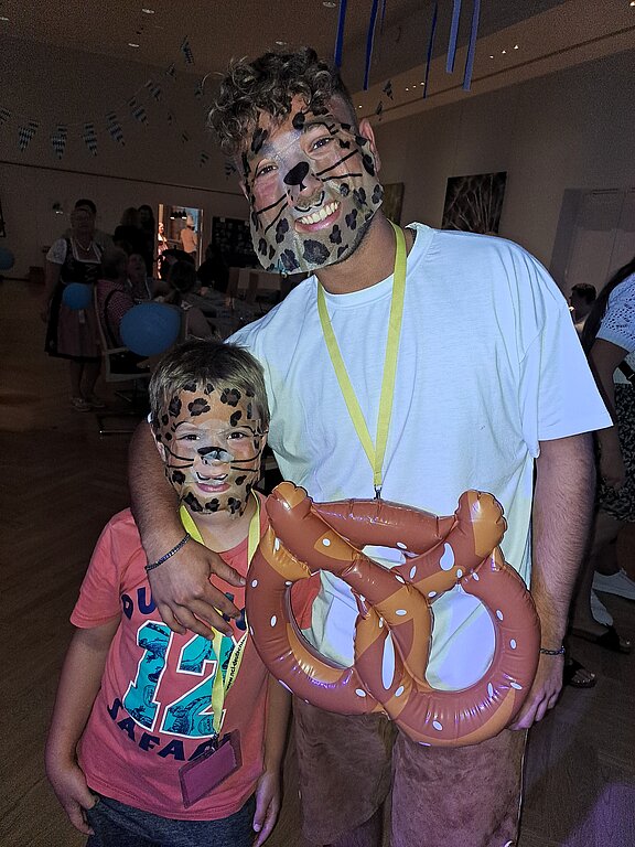 Jata2023_Oktoberberfest_Betreuer_Kid_Brezel_Maske_Spaß_20230909_203653_bearbeitet.jpg 
