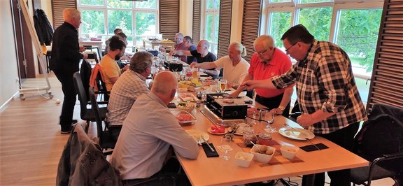Väterwochenende22_Walsrode_Essen_RacletteIMG-20220530-WA0006_PeterBöttcher.jpg