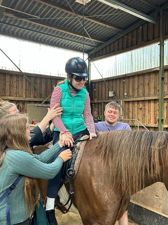 SommerGU2024_Wulsbüttel_Reiterhof_AnnaThulfaut_Reiten.jpg