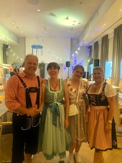 Jata2023_Oktoberfest_Party_FamilieKonopatzki_bearbeitet.jpeg 